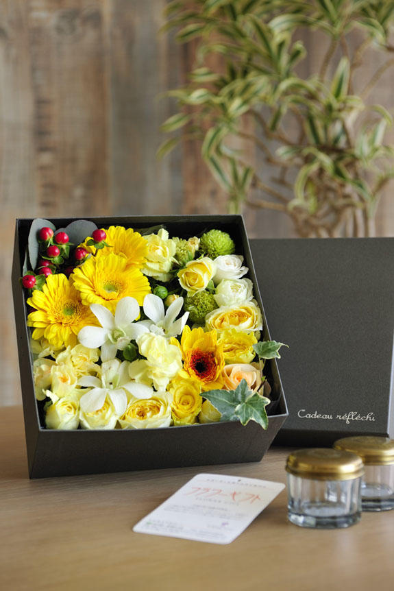 <p>アレンジメントフラワー黄色バラ中心のボックスフラワーはフラワーギフト・贈り物に人気の商品です。</p>