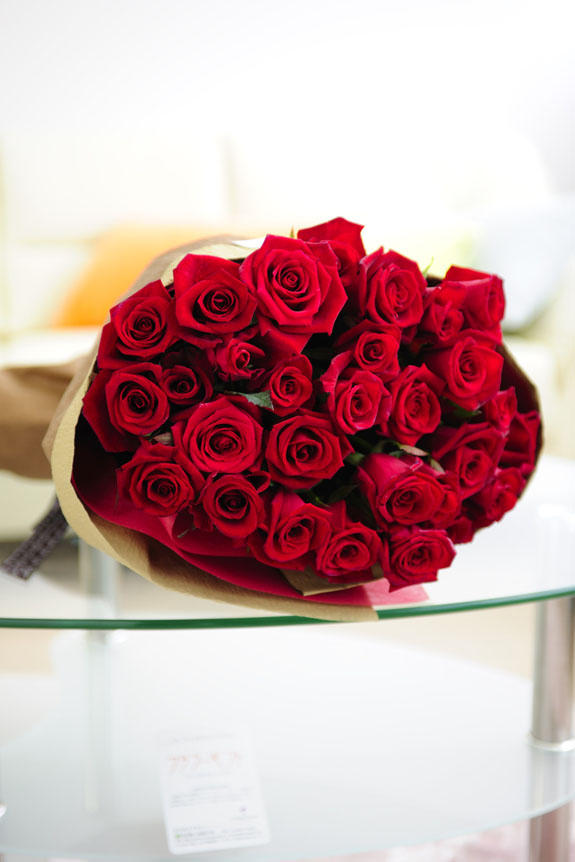 <p>情熱的なビビットカラー、誕生日、結婚、長寿、新築、退職などのお祝い事にオススメの赤バラの花束・ブーケです。</p>