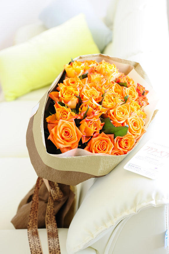 <p>オレンジバラの花束・ブーケはフラワーギフト・贈り物に人気の商品です。</p>