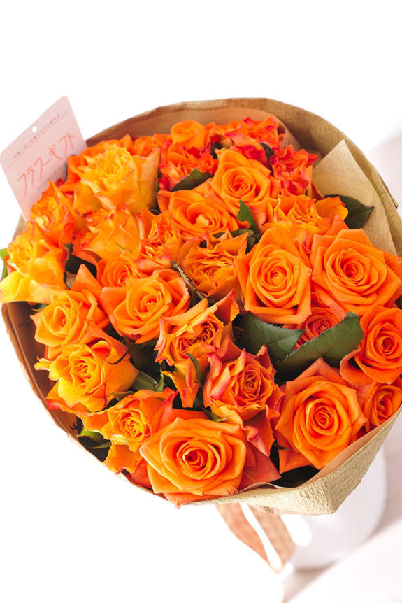 <p>オレンジバラの花束・ブーケにはメッセージカーが無料で付けられます。</p>
