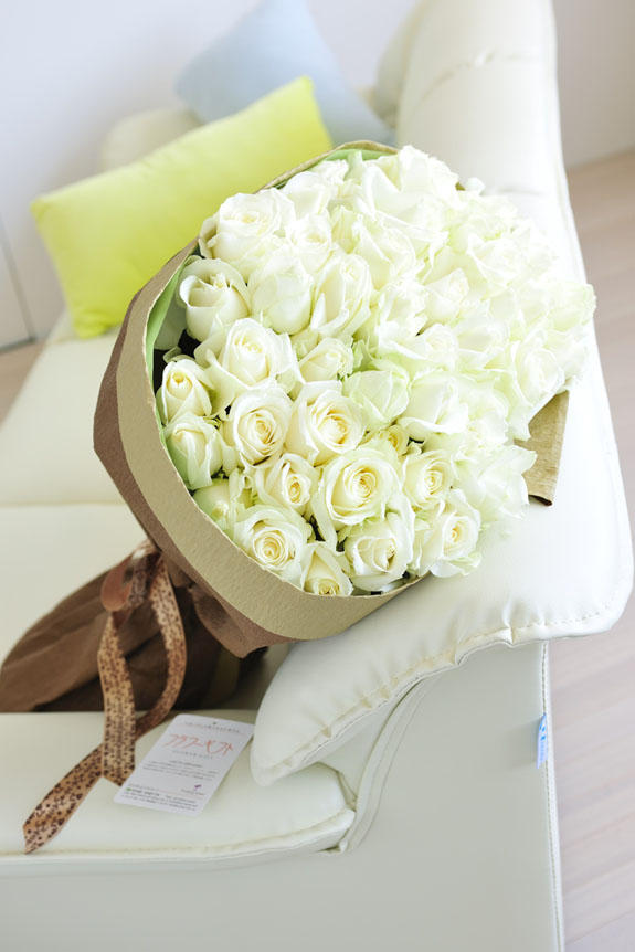 <p>白バラの花束・ブーケはフラワーギフト・贈り物に人気の商品です。</p>