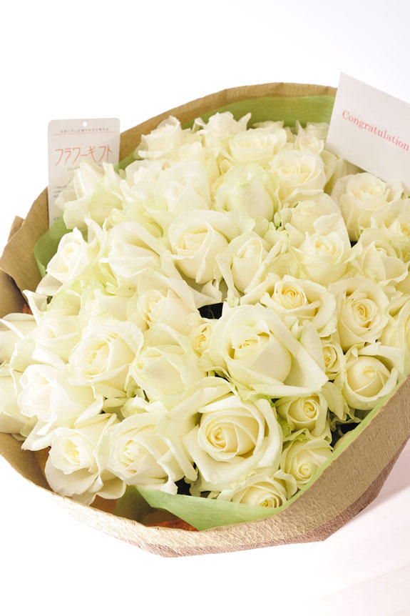<p>白バラの花束・ブーケにはメッセージカーが無料で付けられます。</p>