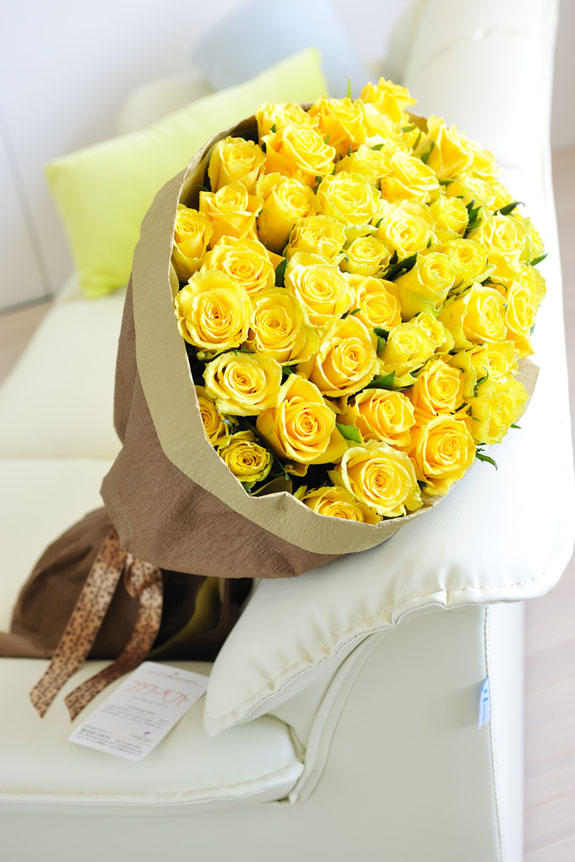 <p>黄色バラの花束・ブーケはフラワーギフト・贈り物に人気の商品です。</p>