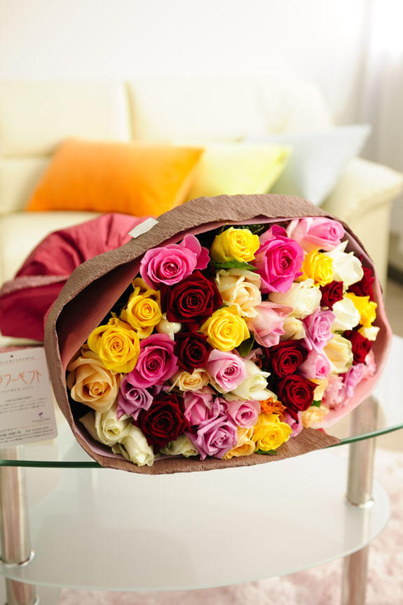 <p>カラフルで鮮やか、誕生日、結婚、長寿、新築、退職などのお祝い事にオススメのミックス色バラの花束・ブーケです。</p>