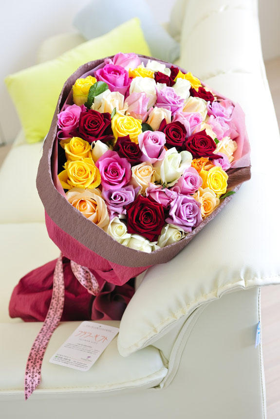 <p>ミックス色バラの花束・ブーケはフラワーギフト・贈り物に人気の商品です。</p>