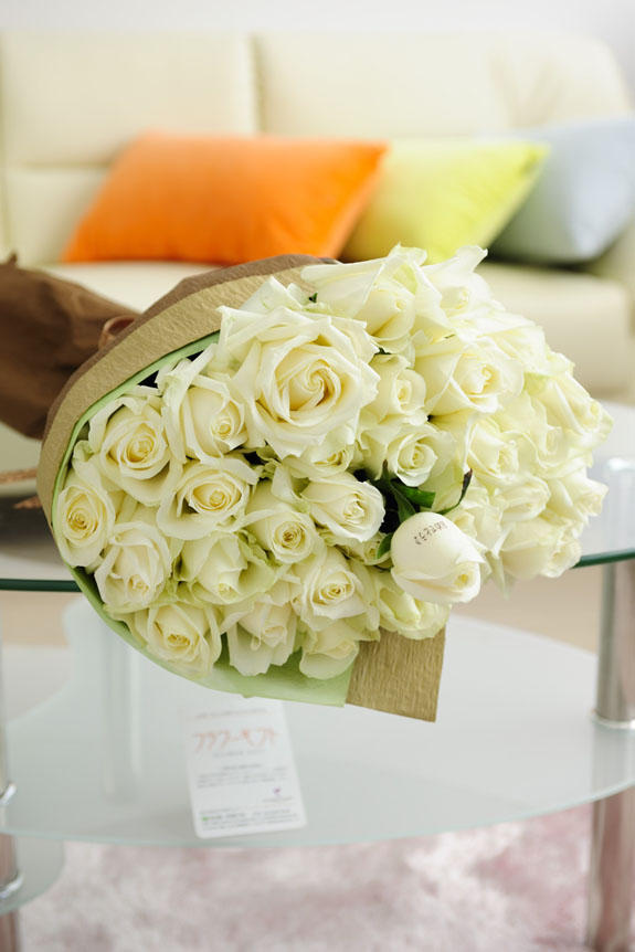 <p>清楚で爽やか、誕生日、結婚、長寿、新築、退職などのお祝い事にオススメ、花びらにメッセージ入りの白バラの花束・ブーケです。</p>