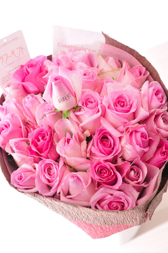 <p>花びらにメッセージ入りのピンクバラの花束・ブーケにはメッセージカーが無料で付けられます。</p>