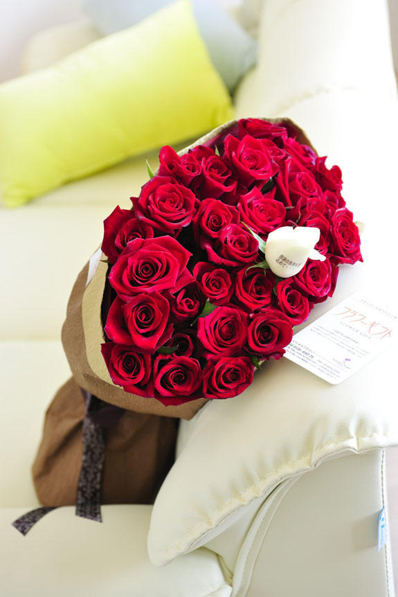 <p>赤バラの花束・ブーケです。中心にメッセージが入ったバラが1本入ります。</p>