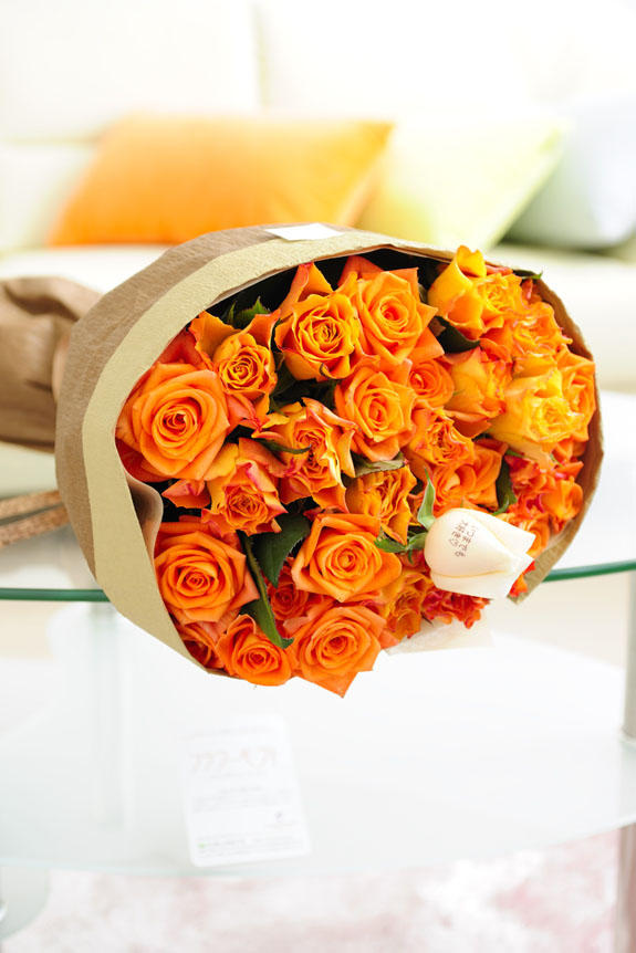 <p>明るく爽やか、誕生日、結婚、長寿、新築、退職などのお祝い事にオススメ、花びらにメッセージ入りのオレンジバラの花束・ブーケです。</p>