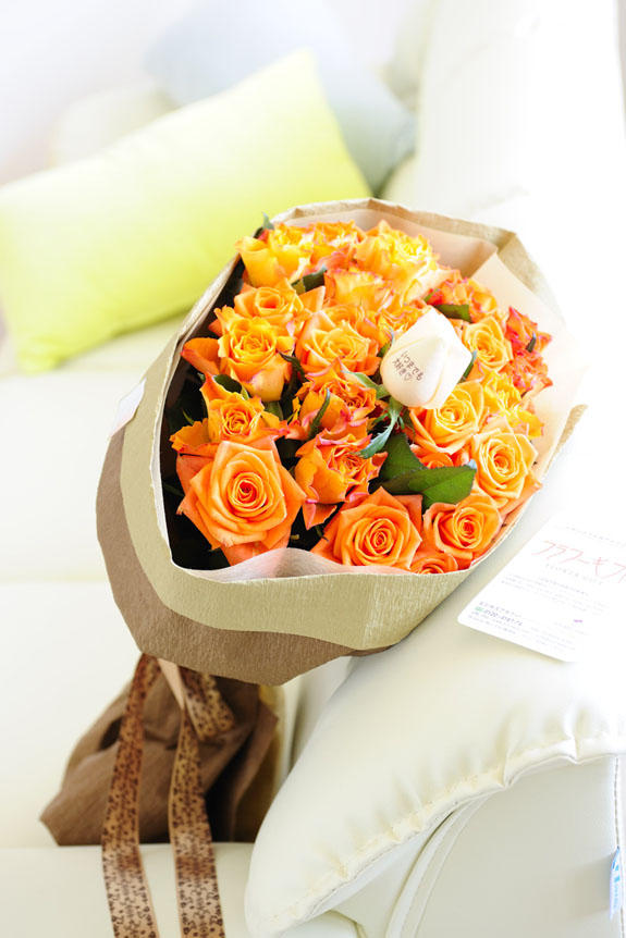 <p>オレンジバラの花束・ブーケです。中心にメッセージが入ったバラが1本入ります。</p>