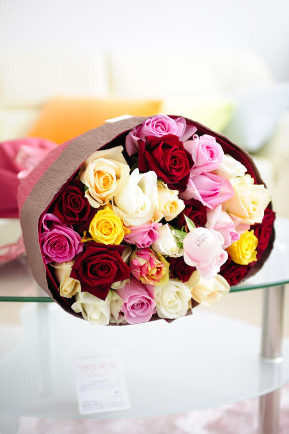 <p>カラフルで鮮やか、、誕生日、結婚、長寿、新築、退職などのお祝い事にオススメ、花びらにメッセージ入りのミックス色バラの花束・ブーケです。</p>