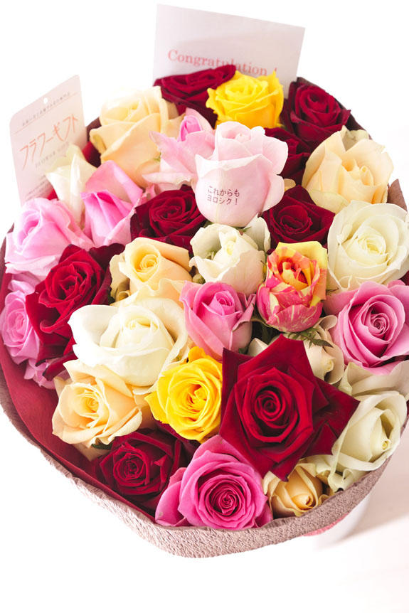 <p>花びらにメッセージ入りのミックス色バラの花束・ブーケにはメッセージカーが無料で付けられます。</p>