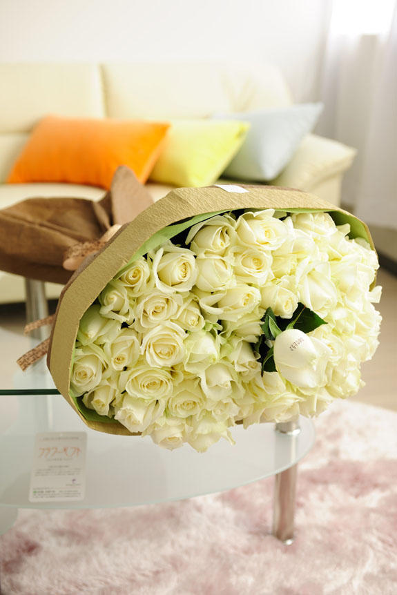 <p>清楚で爽やか、誕生日、結婚、長寿、新築、退職などのお祝い事にオススメ、花びらにメッセージ入りの白バラの花束・ブーケです。</p>