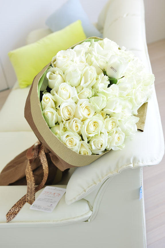 <p>白バラの花束・ブーケです。中心にメッセージが入ったバラが1本入ります。</p>