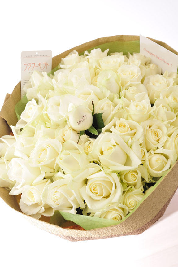 <p>花びらにメッセージ入りの白バラの花束・ブーケにはメッセージカーが無料で付けられます。</p>