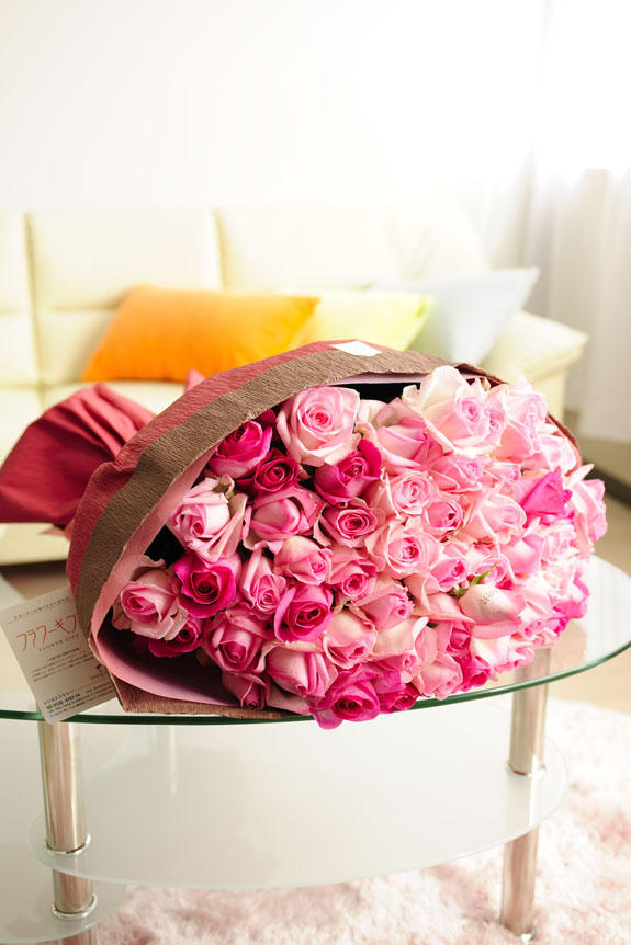 <p>ポップでキュート、誕生日、結婚、長寿、新築、退職などのお祝い事にオススメ、花びらにメッセージ入りのピンクバラの花束・ブーケです。</p>