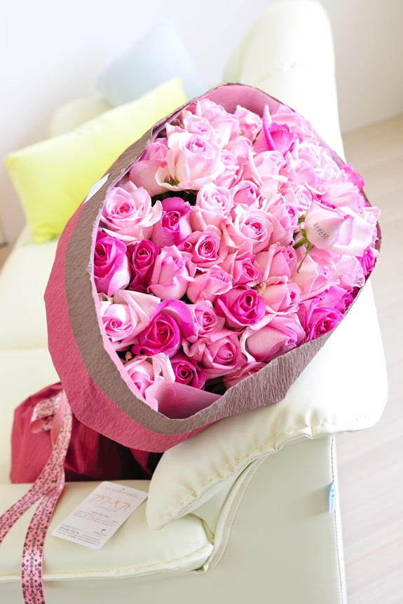 <p>ピンクバラの花束・ブーケです。中心にメッセージが入ったバラが1本入ります。</p>