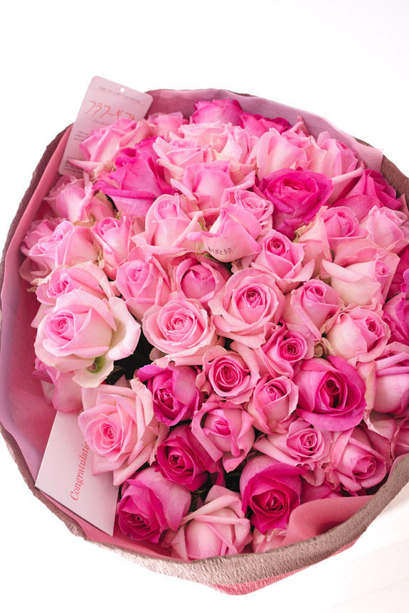 <p>花びらにメッセージ入りのピンクバラの花束・ブーケにはメッセージカーが無料で付けられます。</p>