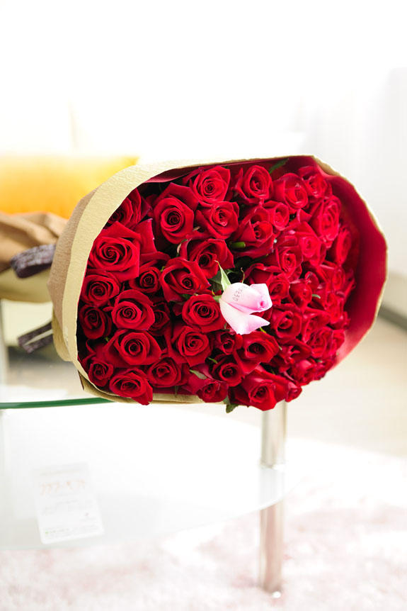 <p>情熱的なビビットカラー、誕生日、結婚、長寿、新築、退職などのお祝い事にオススメ、花びらにメッセージ入りの赤バラの花束・ブーケです。</p>