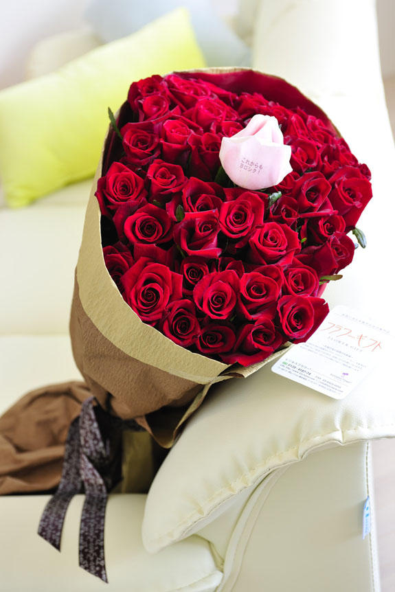 <p>赤バラの花束・ブーケです。中心にメッセージが入ったバラが1本入ります。</p>