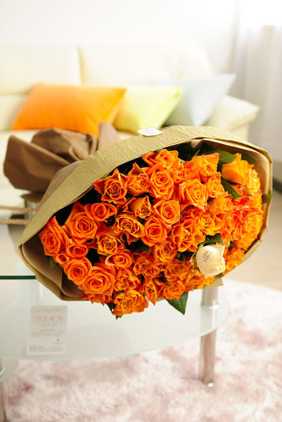 <p>明るく爽やか、誕生日、結婚、長寿、新築、退職などのお祝い事にオススメ、花びらにメッセージ入りのオレンジバラの花束・ブーケです。</p>