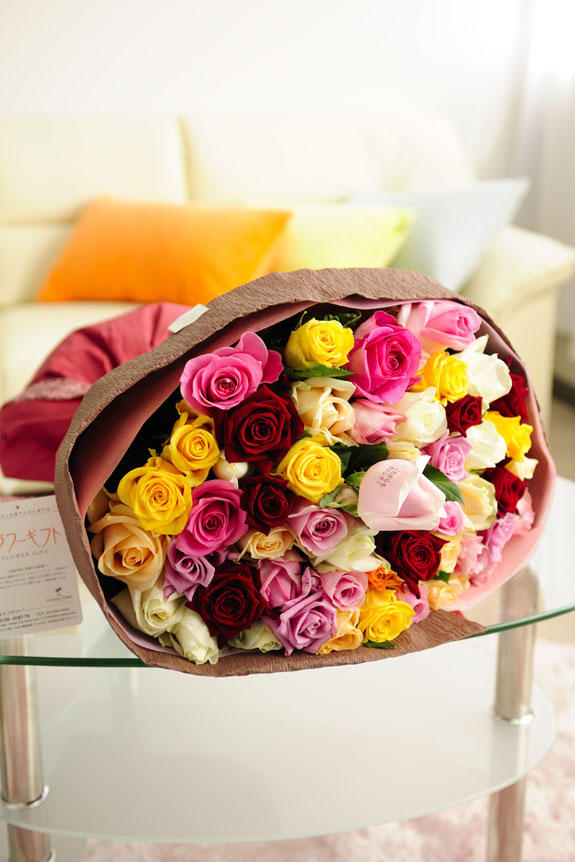 <p>カラフルで鮮やか、誕生日、結婚、長寿、新築、退職などのお祝い事にオススメ、花びらにメッセージ入りのミックス色バラの花束・ブーケです。</p>