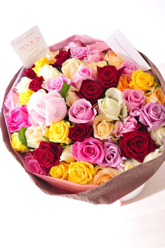 <p>花びらにメッセージ入りのミックス色バラの花束・ブーケにはメッセージカーが無料で付けられます。</p>