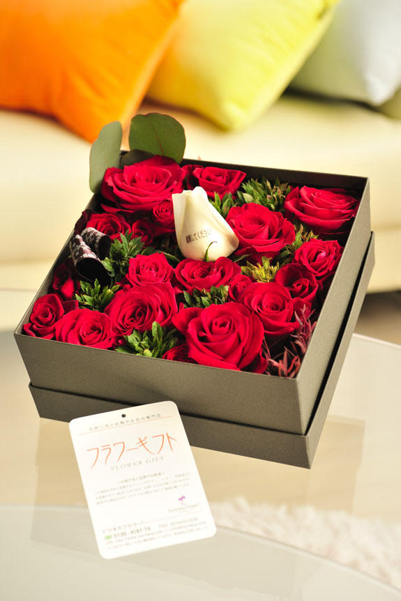 <p>情熱的なビビットカラー、誕生日、結婚、長寿、新築、退職などのお祝い事にオススメ、花びらにメッセージ入りの赤バラを中心としたボックスフラワーです。</p>
