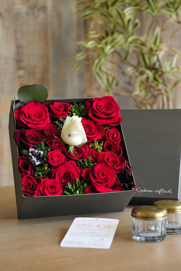 <p>赤バラを中心としたボックスフラワーです。メッセージが入ったバラが1本入ります。</p>