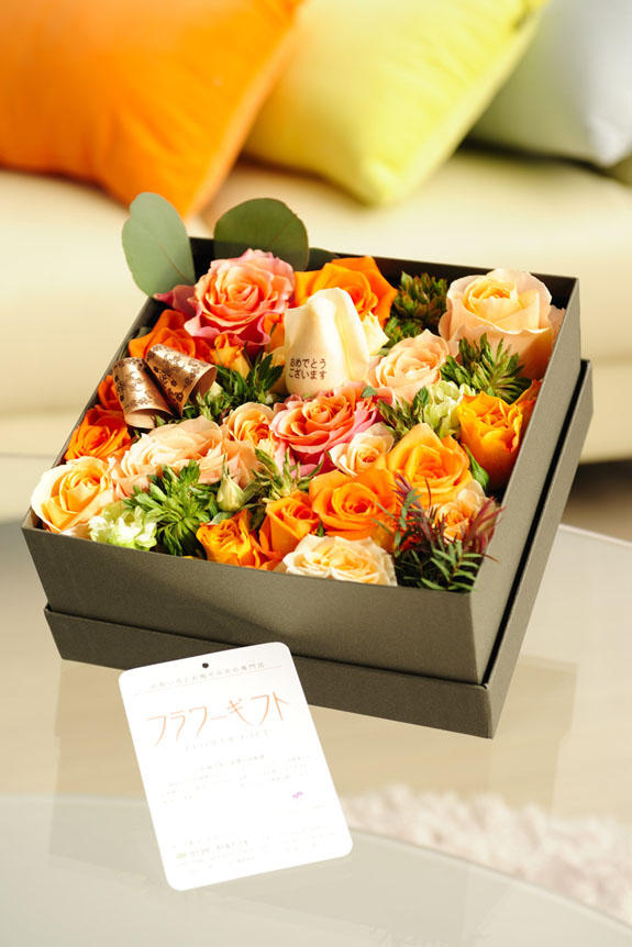 <p>明るく爽やか、誕生日、結婚、長寿、新築、退職などのお祝い事にオススメ、花びらにメッセージ入りのオレンジバラを中心としたボックスフラワーです。</p>
