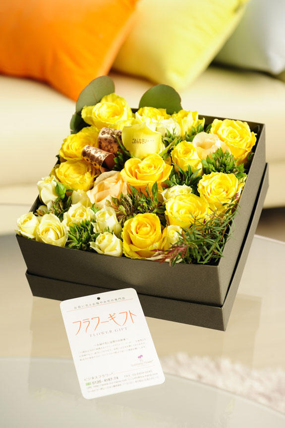 <p>明るく爽やか、誕生日、結婚、長寿、新築、退職などのお祝い事にオススメ、花びらにメッセージ入りの黄色バラを中心としたボックスフラワーです。</p>