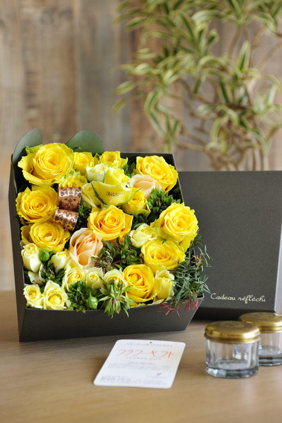 <p>黄色バラを中心としたボックスフラワーです。メッセージが入ったバラが1本入ります。</p>
