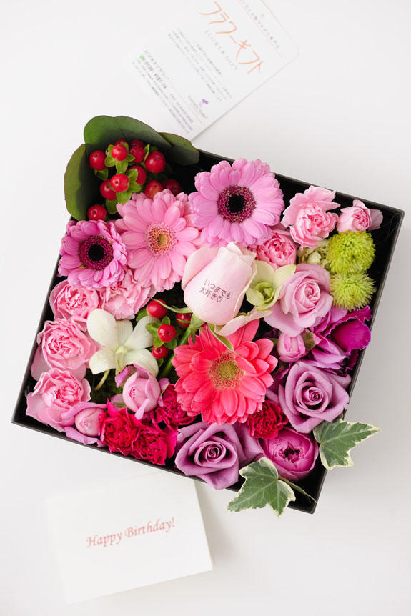 <p>花びらにメッセージ入り、ピンクバラを中心としたボックスフラワーにはメッセージカーが無料で付けられます。</p>