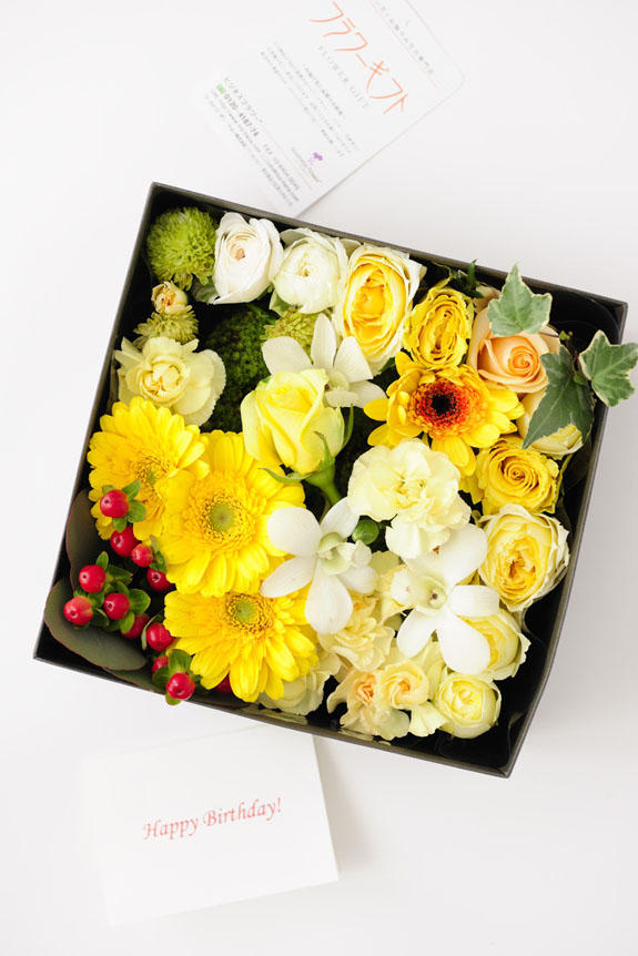 <p>花びらにメッセージ入り、黄色バラを中心としたボックスフラワーにはメッセージカーが無料で付けられます。</p>