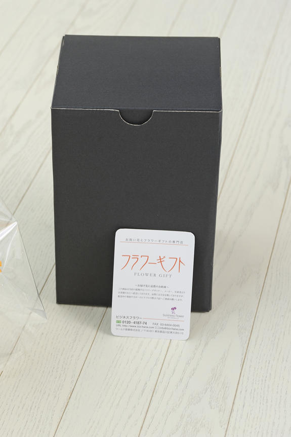<p>造花アート・アレンジメント　ロワイヤルには、ビジネスフラワー®オリジナルの品質保証フラワーギフトタグがついています。</p>