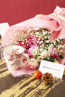花とギフトのセット　メッセージフラワー（バラの花束）とコーヒーカップセット（10月の誕生日・記念日用）