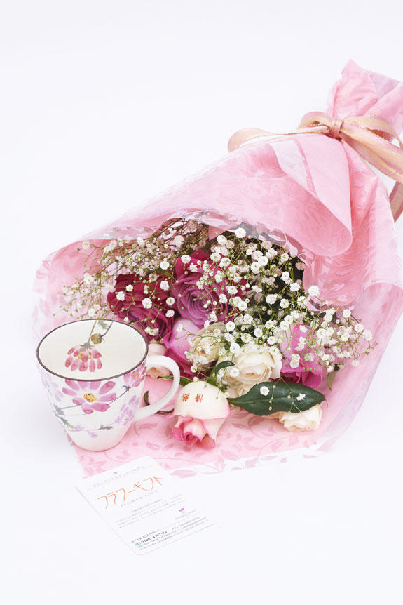 <p>メッセージ入りの花束とコスモス柄のコーヒーカップのセット</p>