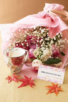 花とギフトのセット　メッセージフラワー（バラの花束）とコーヒーカップセット（11月の誕生日・記念日用）