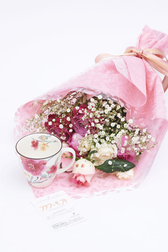 <p>メッセージ入りの花束とシュウメイ菊柄のコーヒーカップのセット</p>