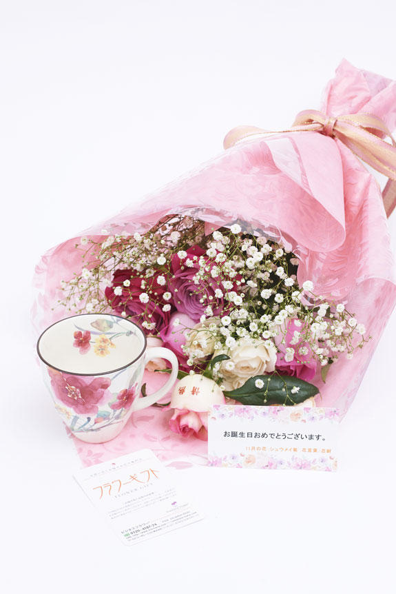<p>花束（バラ）とコーヒーカップセット（11月）にはメッセージカードをお付けすることが可能です。</p>