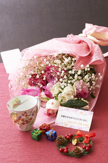 花とギフトのセット　メッセージフラワー（バラの花束）とコーヒーカップセット（12月の誕生日・記念日用）