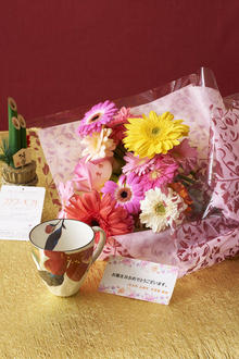 花とギフトのセット　メッセージフラワー（ガーベラの花束）とコーヒーカップセット（1月の誕生日・記念日用）