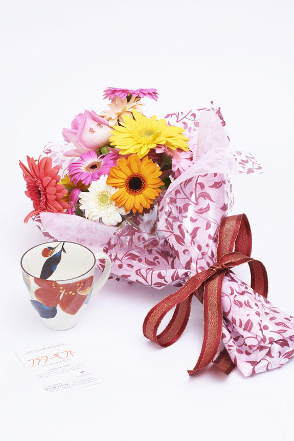 <p>メッセージ入りの花束と山茶花柄のコーヒーカップのセット</p>
