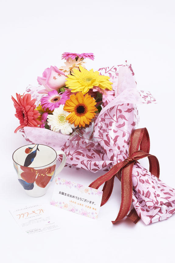 <p>花束（ガーベラ）とコーヒーカップセット（1月）にはメッセージカードをお付けすることが可能です。</p>
