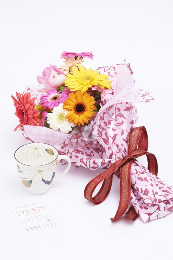 <p>メッセージ入りの花束と木蓮柄のコーヒーカップのセット</p>