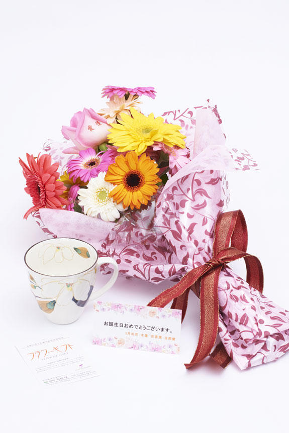 <p>花束（ガーベラ）とコーヒーカップセット（2月）にはメッセージカードをお付けすることが可能です。</p>