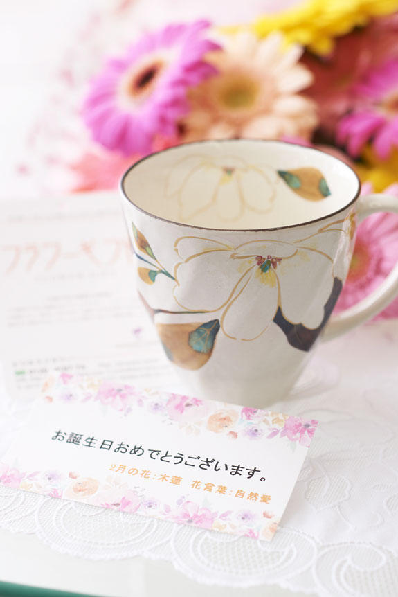 <p>花束とコーヒーカップセットは御祝のギフトにぴったりです。</p>