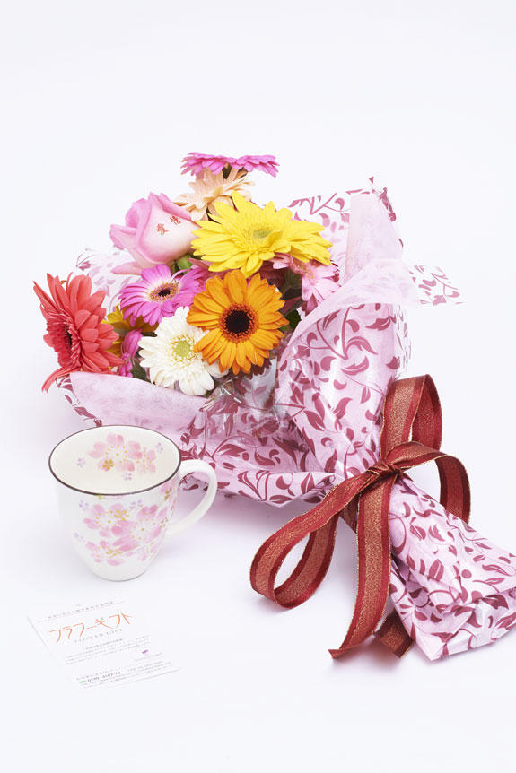 <p>メッセージ入りの花束と桜柄のコーヒーカップのセット</p>