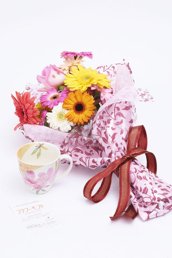 <p>メッセージ入りの花束とツツジ柄のコーヒーカップのセット</p>