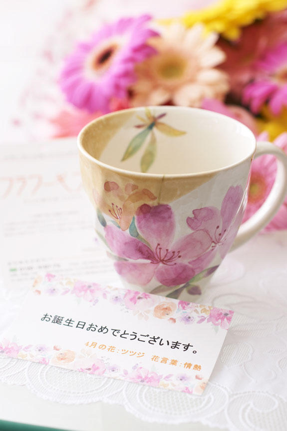 <p>花束とコーヒーカップセットは御祝のギフトにぴったりです。</p>